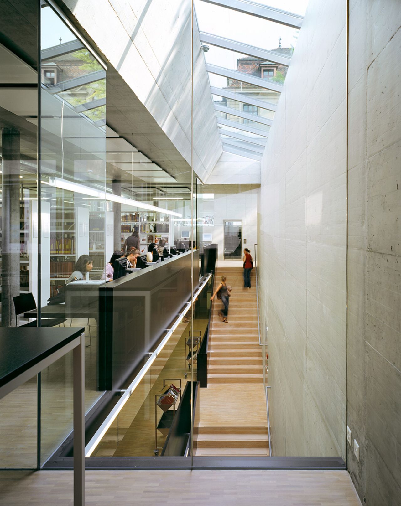 Die Kaskadentreppe in der Vera-Oeri-Bibliothek mit Oblichtfries