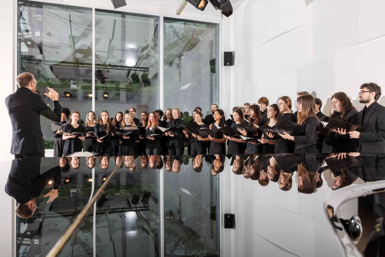 Kammerchor, Spiegelung im Flügel, Leitung Martin Wettges