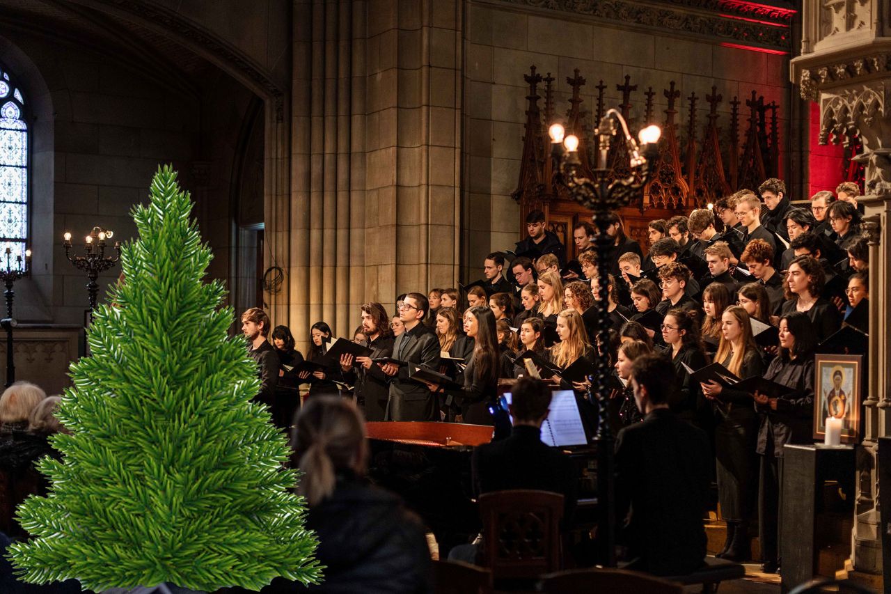 Grosser Chor und Weihnachtsbaum