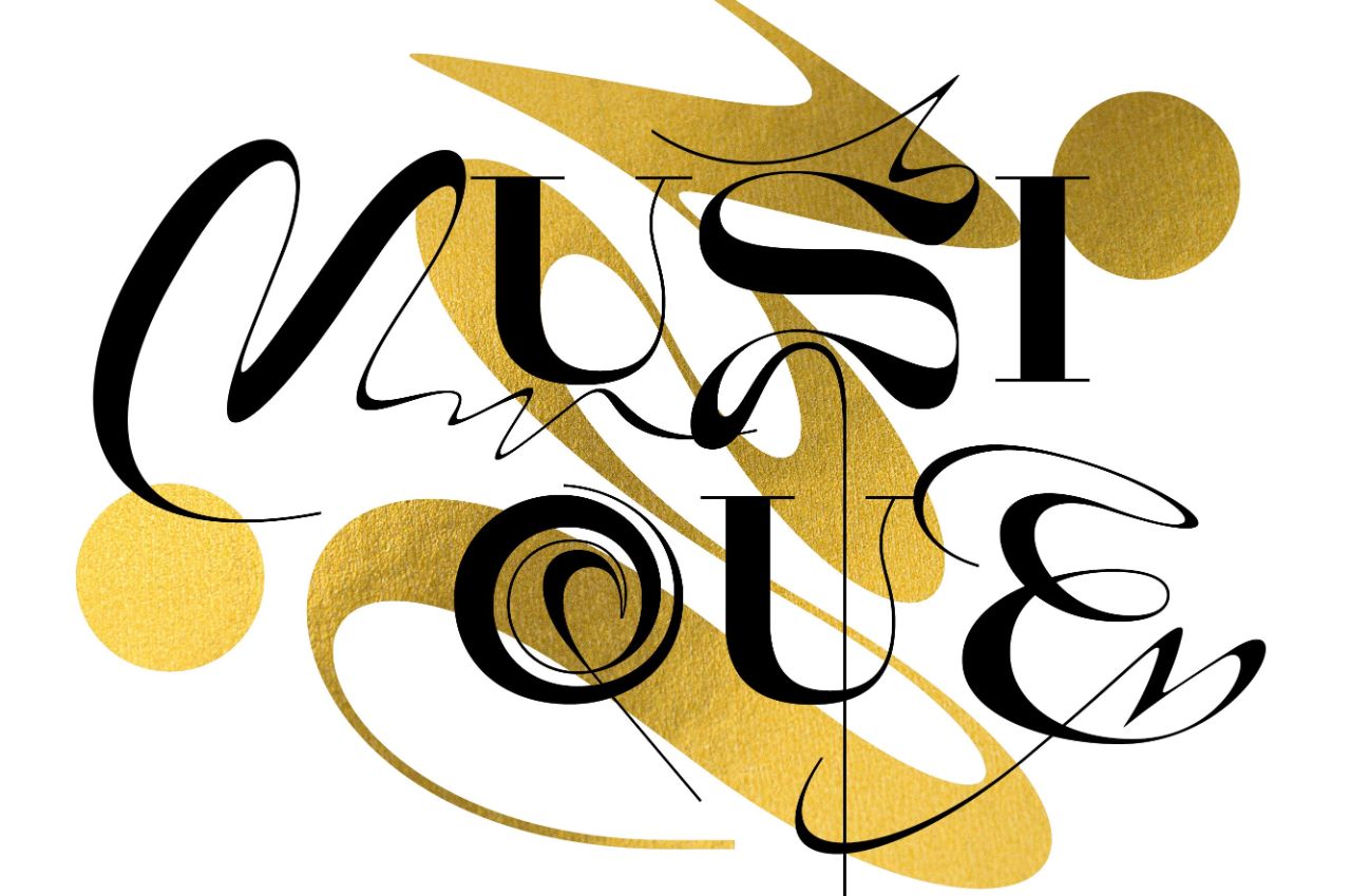 Musique-Schriftzug in verspielter Typografie auf goldenem Grund