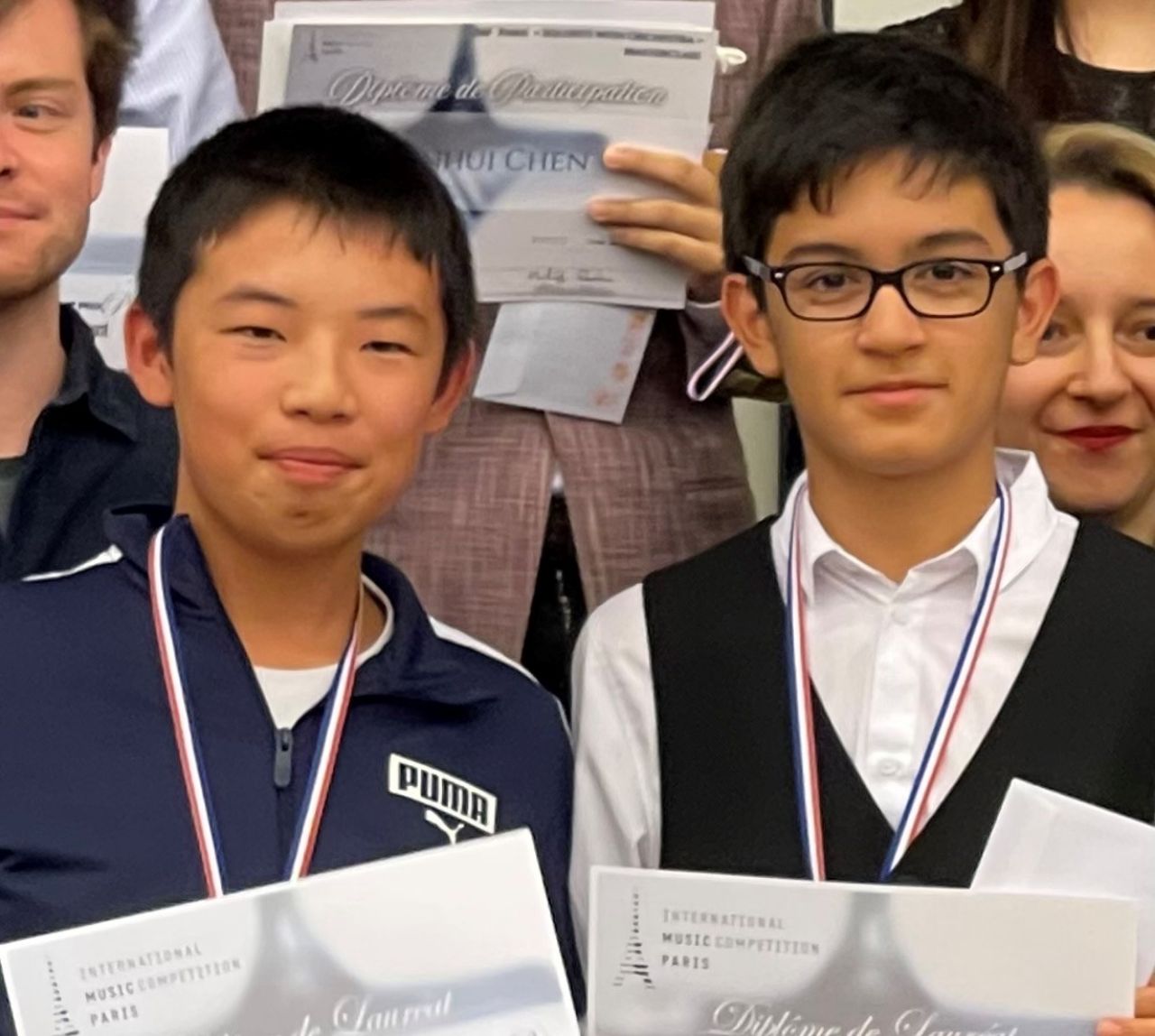 Die Klavierschüler Ace Ye und Jonas Mesack Theuer zeigen das Diplom ihres Wettbewerbs.